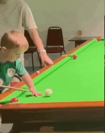 官方赛程-神了！两岁娃还没球桌高，却拿下两个台球世界纪录？网友：感觉他能虐我...